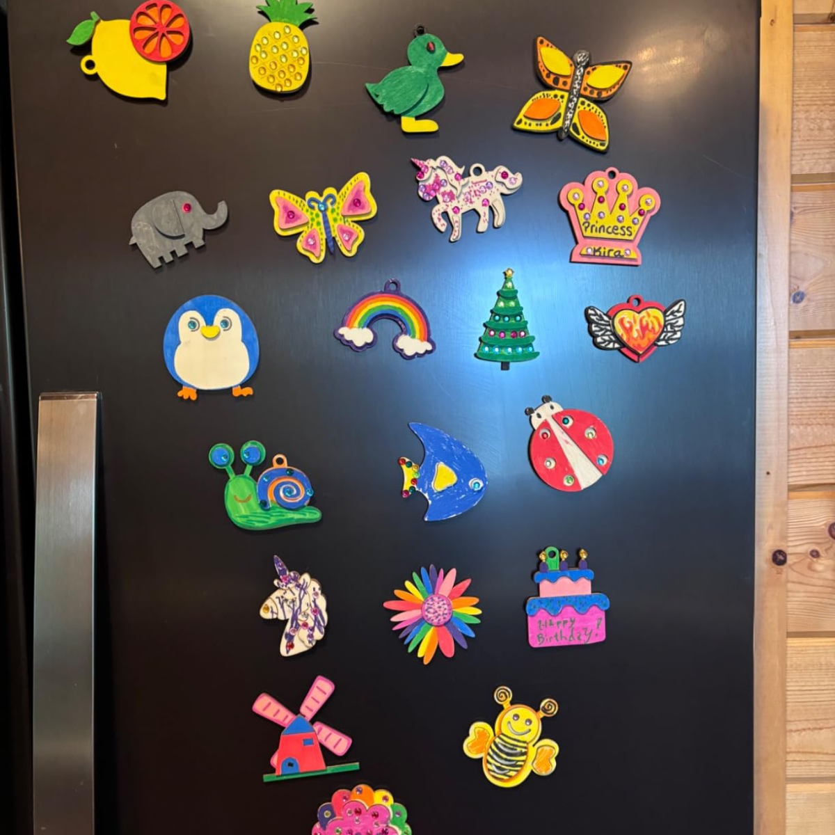 Magneti din lemn de colorat, în formă de animăluțe (3+ ani)