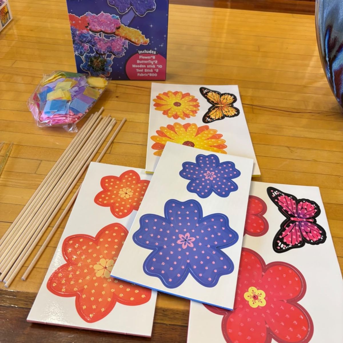 Apasă și creează – Set creativ magic pentru realizarea florilor (4–9 ani)