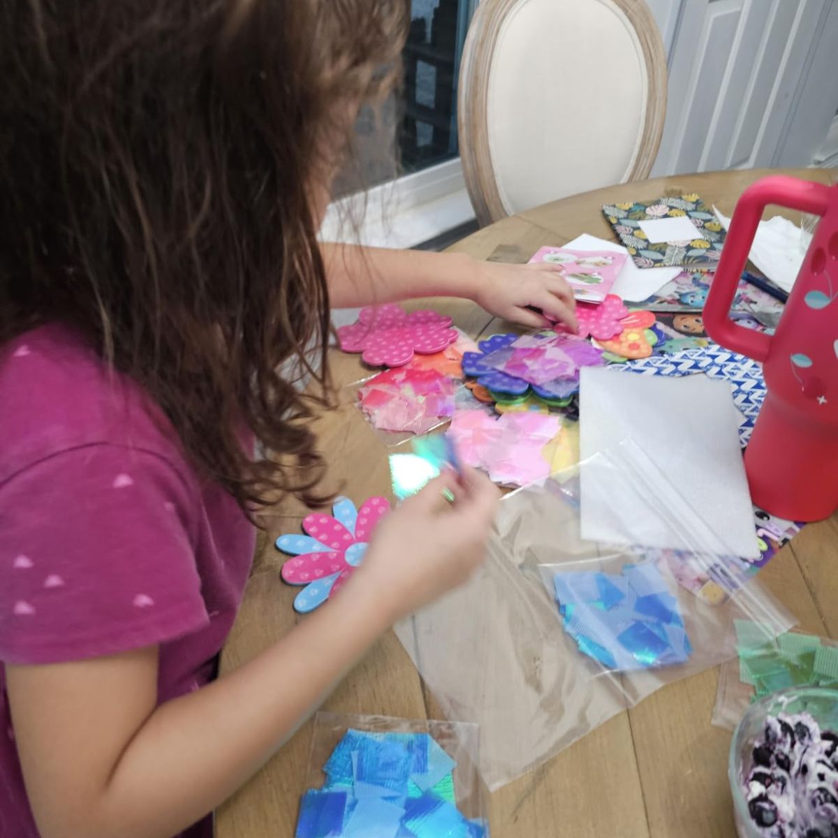 Apasă și creează – Set creativ magic pentru realizarea florilor (4–9 ani)