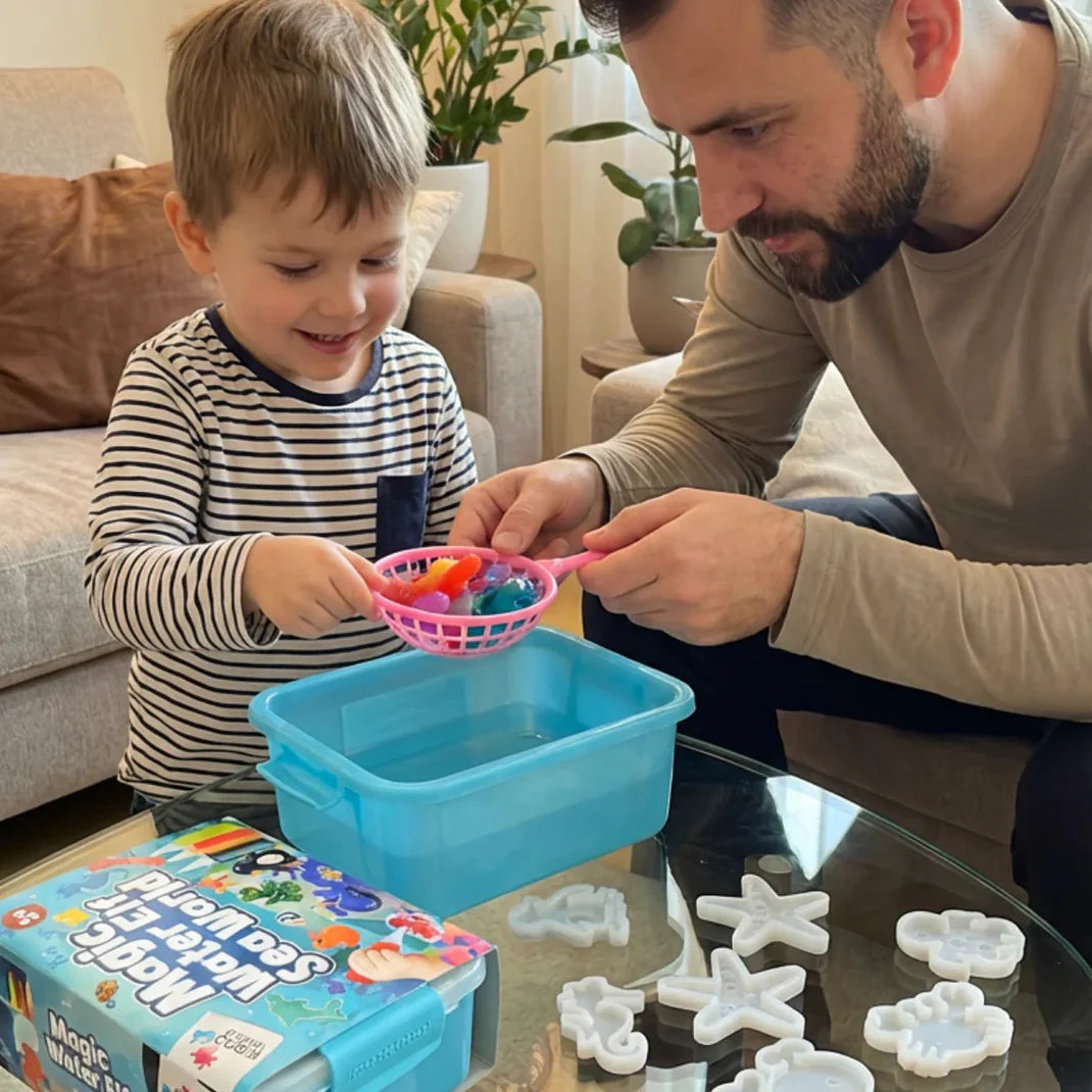 Copil care se joacă cu squishies Magic Water create chiar de el