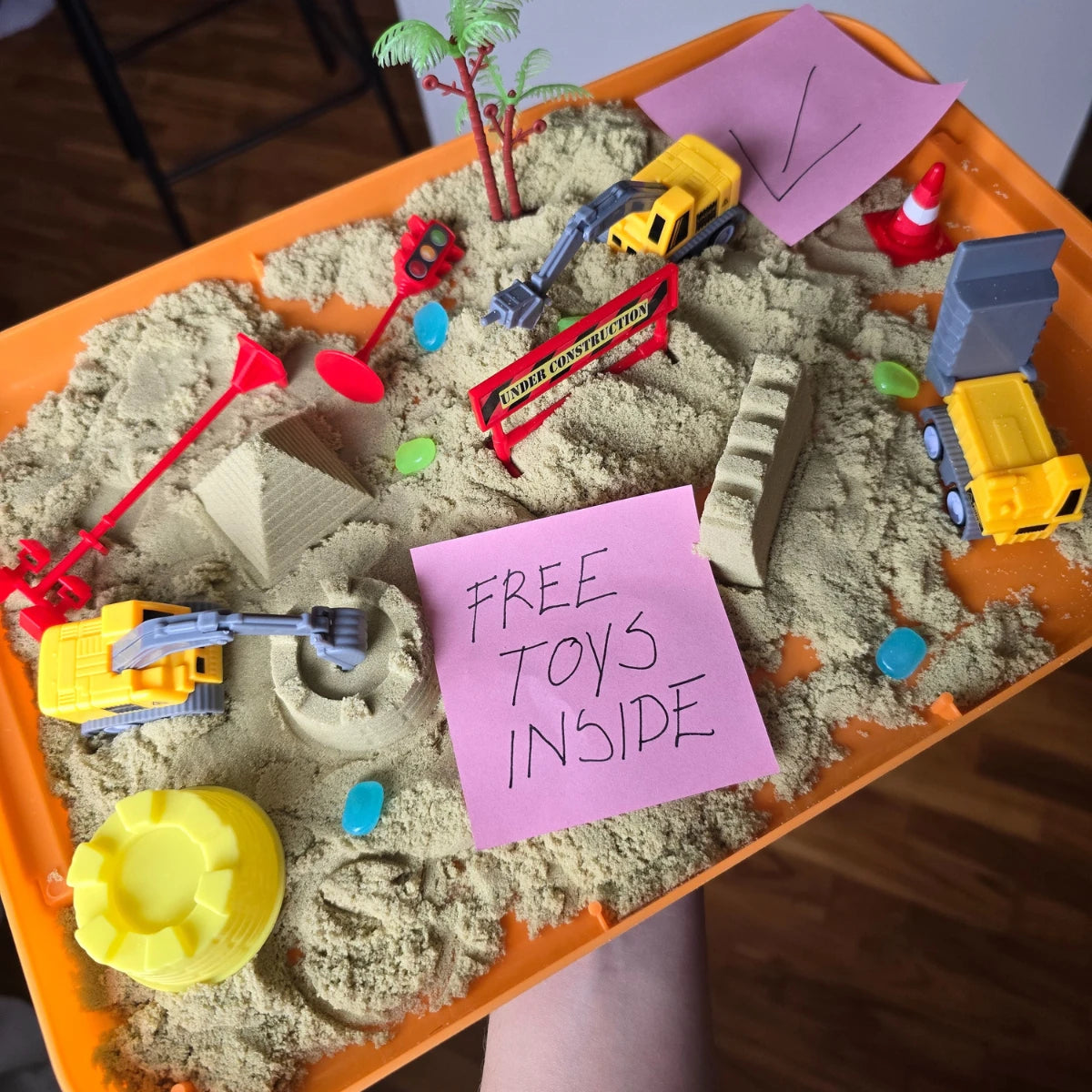 Set de joacă senzorial cu nisip magnetic și pietricele fosforescente | Șantier | pentru copii 3+