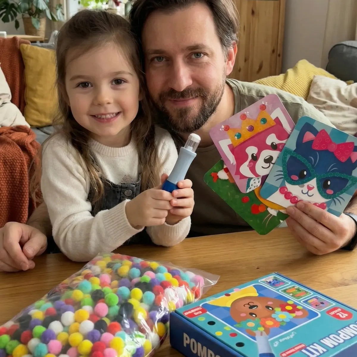 Pom Pom Kit – creează animăluțe 3D pufoase din pompoane moi, fără murdărie! (5+ ani)