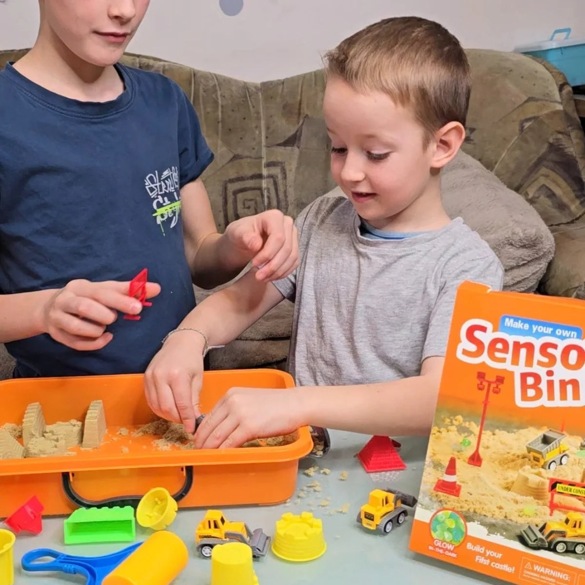 Set senzorial cu nisip magnetic și pietricele fosforescente | Șantier & excavatoare