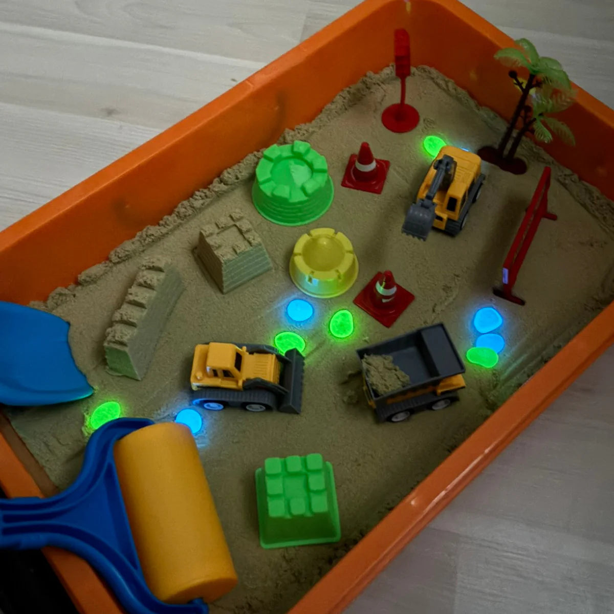 Set senzorial cu nisip magnetic și pietricele fosforescente | Șantier & excavatoare