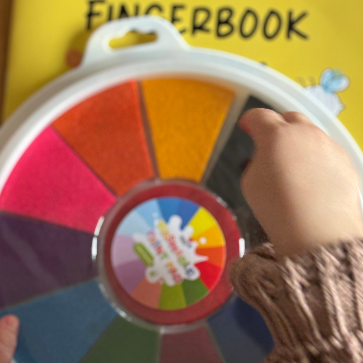 Paletă de culori cu 12 nuanțe, pentru pictura cu degețele (1+ ani)