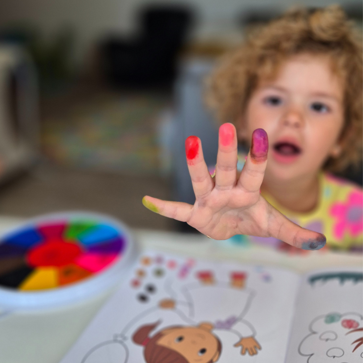 Paletă de culori cu 12 nuanțe, pentru pictura cu degețele (1+ ani)