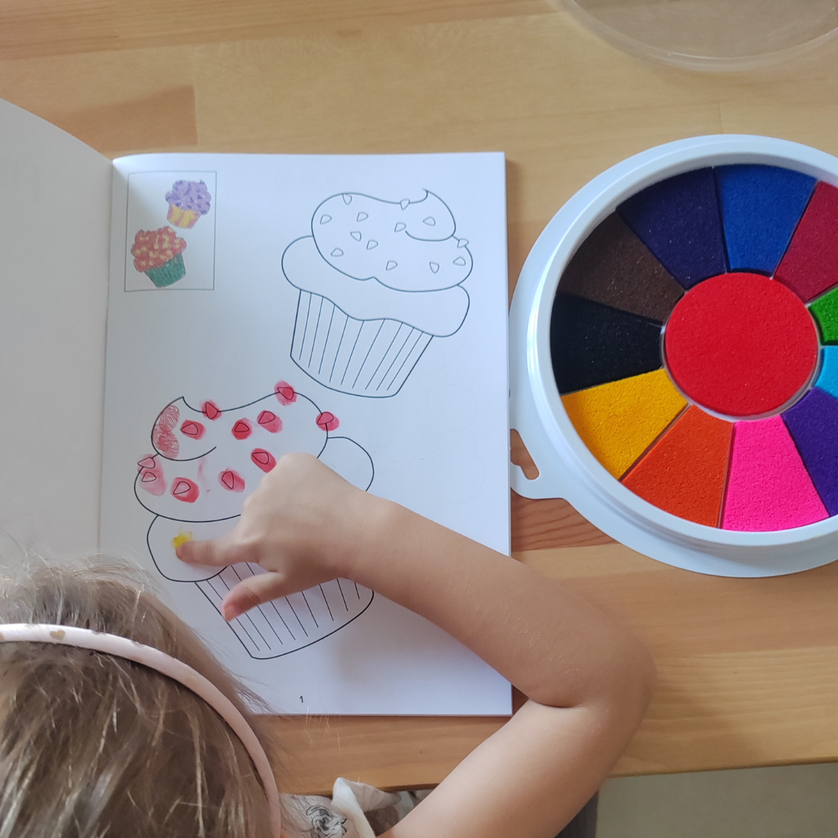 Paletă de culori cu 12 nuanțe, pentru pictura cu degețele (1+ ani)