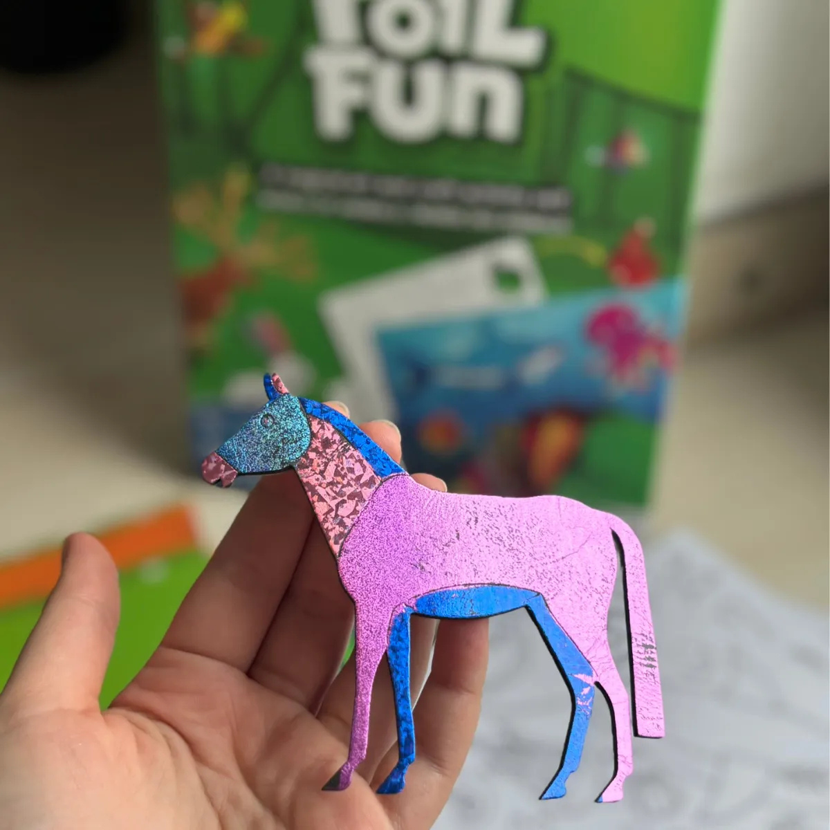 Foil Fun: Lumea animalelor – imagini strălucitoare cu animăluțe, fără murdărie! (4+ ani)