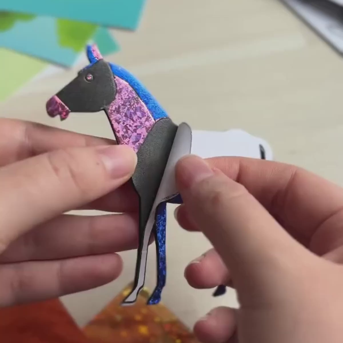 Foil Fun: Lumea animalelor – imagini strălucitoare cu animăluțe, fără murdărie! (4+ ani)