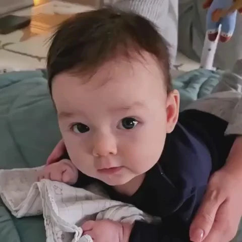 Salteluță senzorială cu oglindă pentru tummy time – susține dezvoltarea bebelușului din primele zile! (0+ luni)